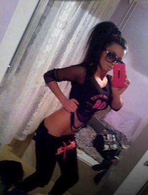 Adah from Deerfield, Wisconsin is looking for adult webcam chat